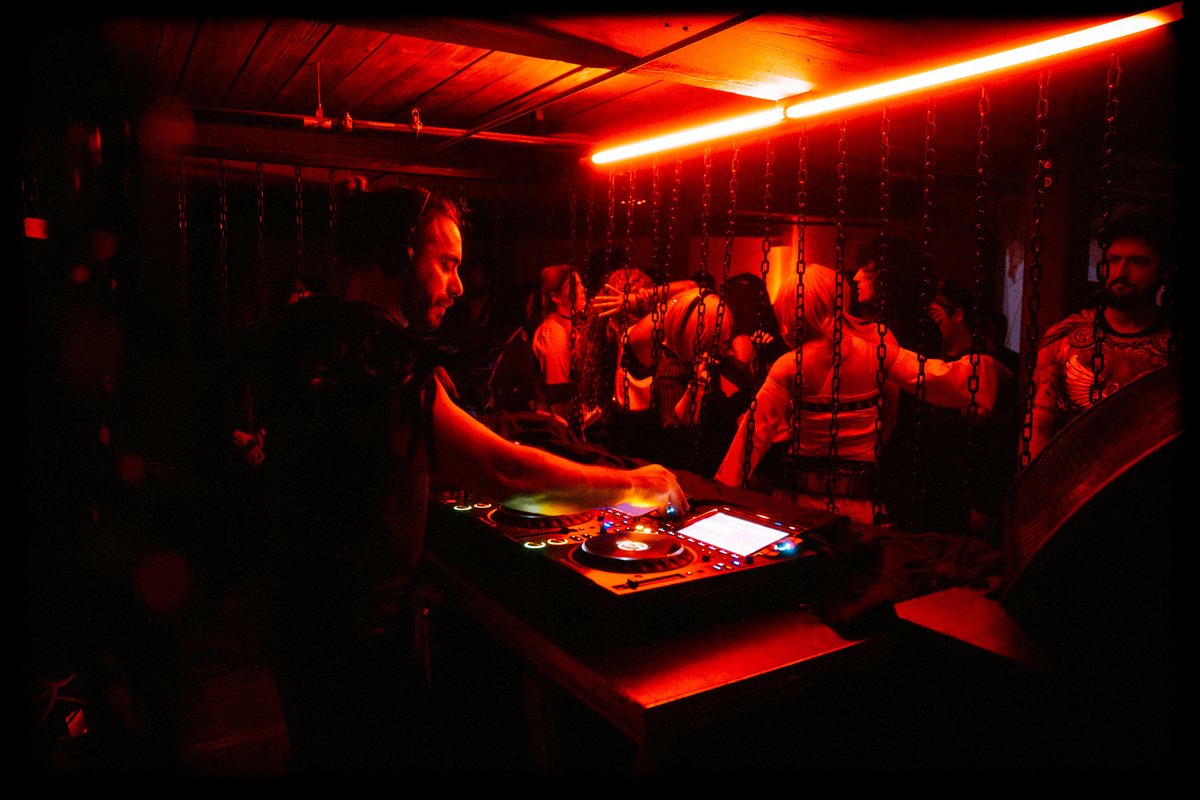 Max Lagardi at the decks under the hanging chains, the floor behind him