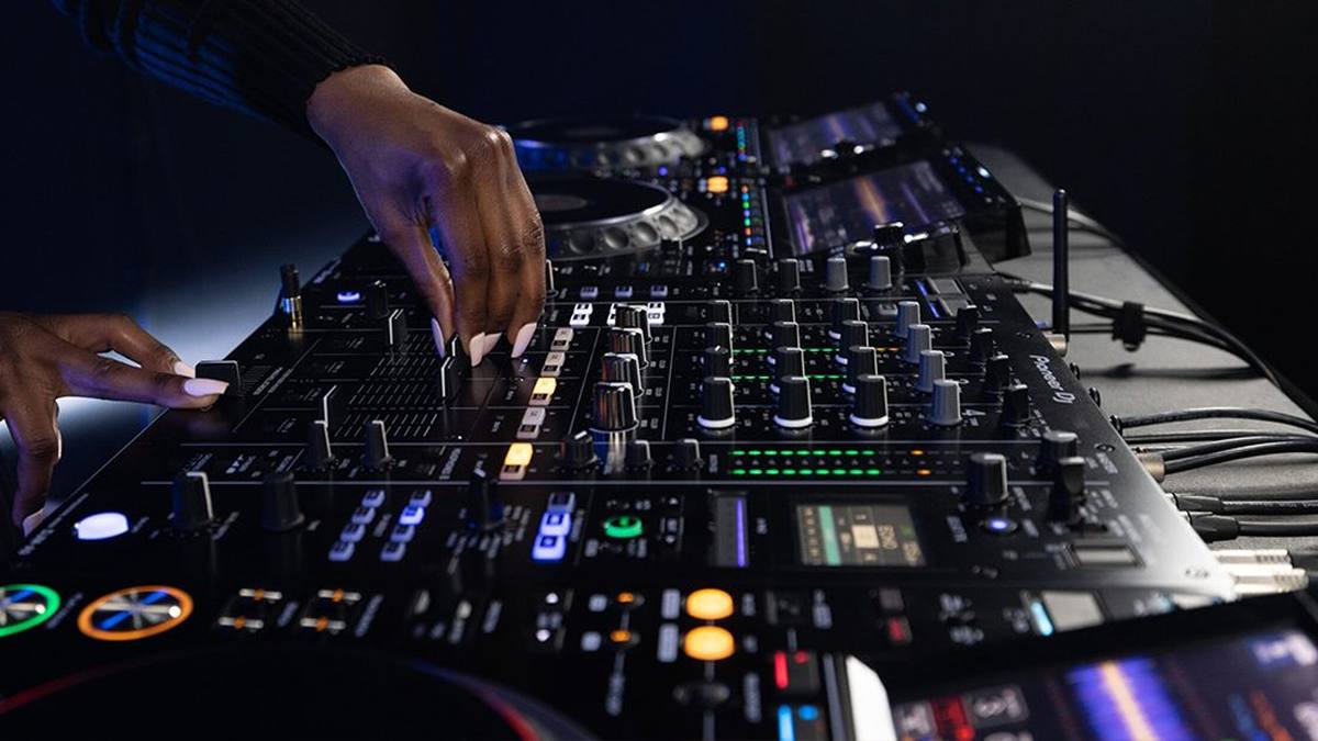 Pioneer CDJs and club mixer
