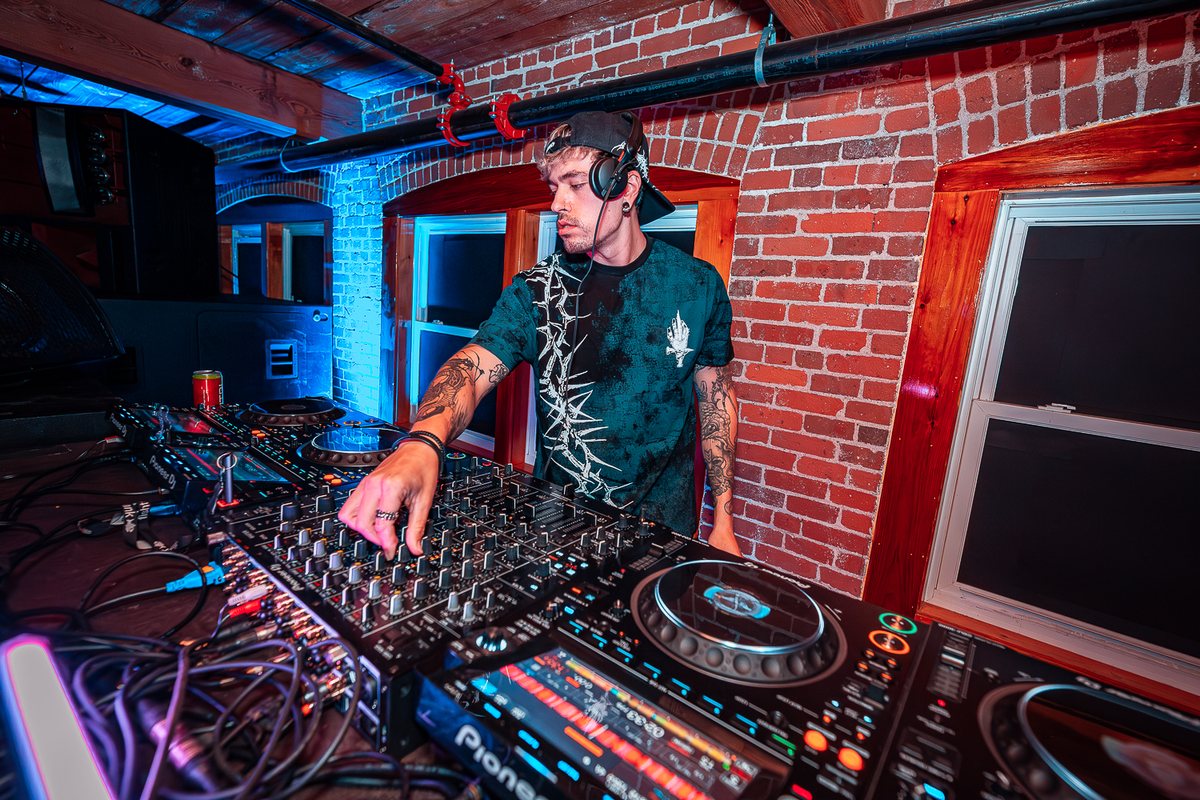ryzl at the mixer under the brick arches